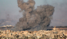 Une photo prise depuis Jabalia, dans le centre de la bande de Gaza, montre un nuage de fumée s'élevant aprè des bombardements israéliens à Beit Lahia, le 9 juillet 2025 ( AFP / Bashar TALEB )