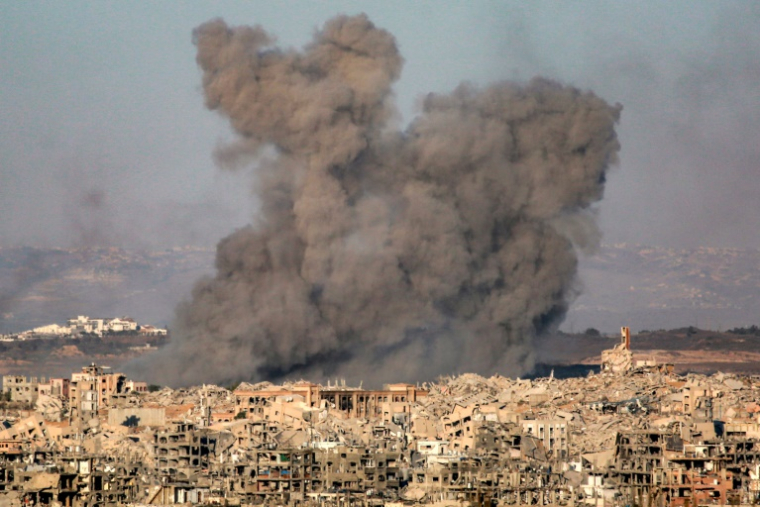 Une photo prise depuis Jabalia, dans le centre de la bande de Gaza, montre un nuage de fumée s'élevant aprè des bombardements israéliens à Beit Lahia, le 9 juillet 2025 ( AFP / Bashar TALEB )