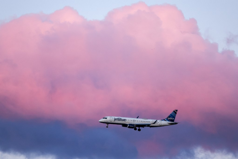 Un avion de ligne Embraer E190AR de la compagnie aérienne JetBlue. ( AFP / CHARLY TRIBALLEAU )