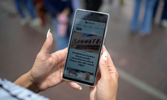 Une femme lit un article du site vénézuélien Caraota Digital à Caracas, le 17 septembre 2026 ( AFP / Federico PARRA )