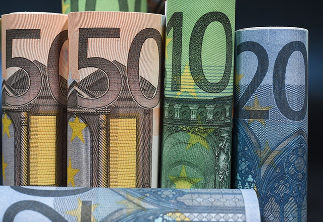 Dans un monde envahi par le digital, les espèces sont-elles en voie d'extinction ? Dopées par l’essor de nouveaux moyens de paiement, près des deux tiers des français utilisent leur téléphone pour gérer leur argent et leurs paiements au quotidien.