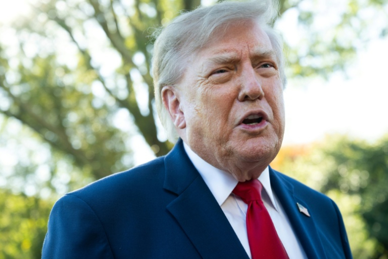 Le président américain Donald Trump s’adresse aux médias avant son départ à bord de "Marine One" depuis la pelouse sud de la Maison-Blanche, à Washington,le 21 octobre 2026 ( AFP / SAUL LOEB )