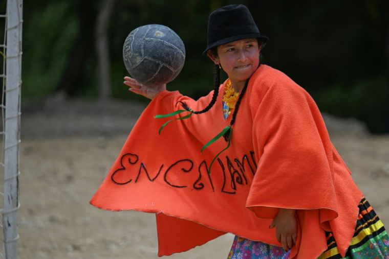 Une particpante au tournoi annuel de football féminin "Botte, poncho et chapeau" à Jenesano, le 18 août 2025 en Colombie ( AFP / Luis ACOSTA )