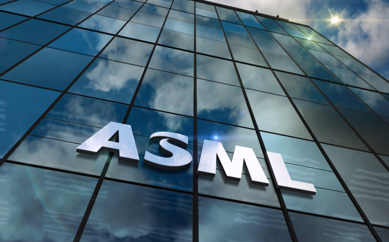 Le logo ASML sur la façade du siège du groupe. (Crédits: Adobe Stock)