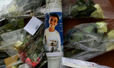 Des fleurs déposées sur le lieu où Matisse, 15 ans, tué de plusieurs coups de coutea, à Châteauroux, le 4 mai 2024 dans l'Indre ( AFP / Guillaume SOUVANT )