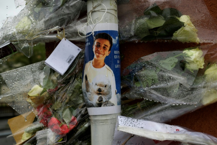 Des fleurs déposées sur le lieu où Matisse, 15 ans, tué de plusieurs coups de coutea, à Châteauroux, le 4 mai 2024 dans l'Indre ( AFP / Guillaume SOUVANT )