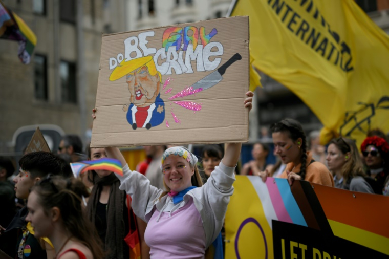 Des participants à la marché des fiertés à Bruxelles, le 17 mai 2025 ( AFP / Nicolas TUCAT )