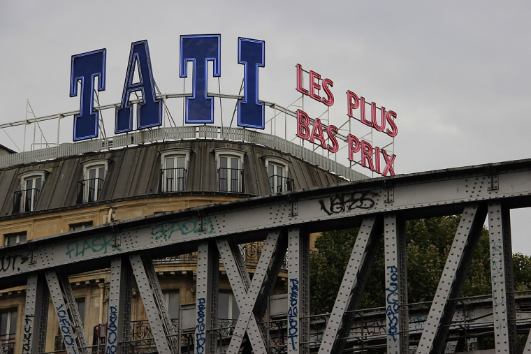 Enseigne du magasin Tati de Barbès (Crédit photo: Ketounette - Wikimedia Commons)