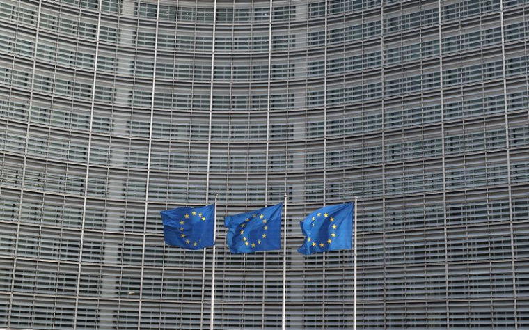 Les drapeaux de l'Union européenne devant le siège de la Commission européenne à Bruxelles