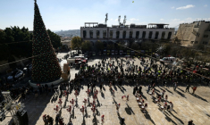 Une parade de scouts sur la place de la Mangeoire, devant la basilique de la Nativité à Bethléem, le 24 décembre 2025 en Cisjordanie occupée ( AFP / HAZEM BADER )