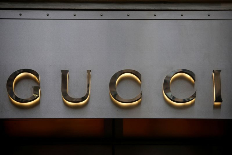 Un logo Gucci à l'extérieur d'une boutique à Paris