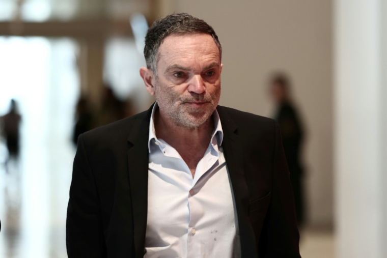 L'écrivain français Yann Moix arrive au palais de justice de Paris le 17 avril 2026  ( AFP / Behrouz MEHRI )