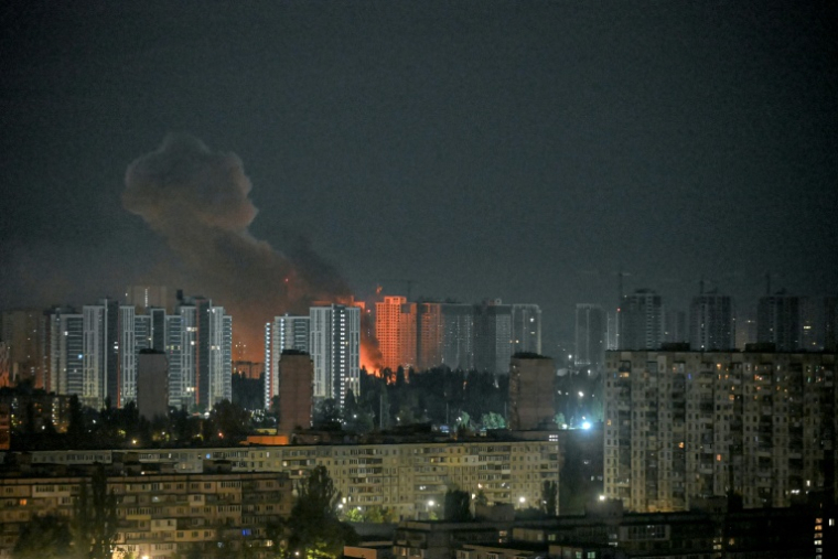 Un incendie fait rage à Kiev après une frappe massive russe sur la capitale de l'Ukraine, le 6 juillet 2026 ( AFP / Eugene KOTENKO )