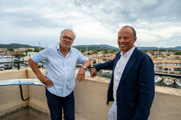 Marc Dorgnon (g), porte-parole de "Port-Grimaud 2028" qui milite pour la création d'une commune autonome, et Philippe de Saint Rapt, président de l'association syndicale de PG1, lors d'un entretien avec l'AFP à Port Grimaud, le 9 septembre 2026 dans le Var ( AFP / Miguel MEDINA )