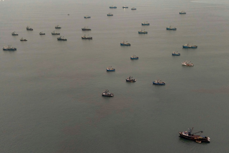 Des bateaux de pêche à l'anchois immobilisés dans le port de Callao, au Pérou, le 31 août 2026 ( AFP / Ernesto BENAVIDES )