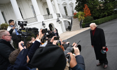 Le président des États-Unis, Donald Trump, a pris la parole devant les journalistes sur la pelouse sud de la Maison-Blanche, à Washington, le 22 novembre 2025, juste avant d’embarquer à bord de Marine One. (Photo : Alex Wroblewski / AFP)