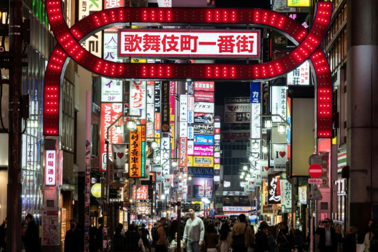 Des néons dans une rue du quartier de Shinjuku, le 30 mars  2026 à Tokyo ( AFP / Andrew CABALLERO-REYNOLDS )