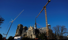 Des grues autour de la cathédrale Notre-Dame de Paris