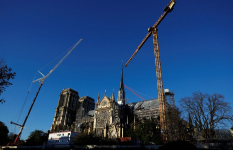 Des grues autour de la cathédrale Notre-Dame de Paris