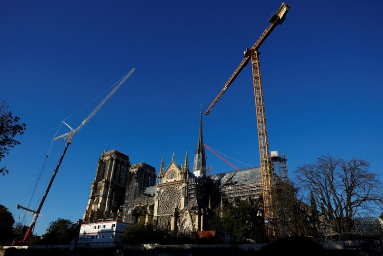 Des grues autour de la cathédrale Notre-Dame de Paris