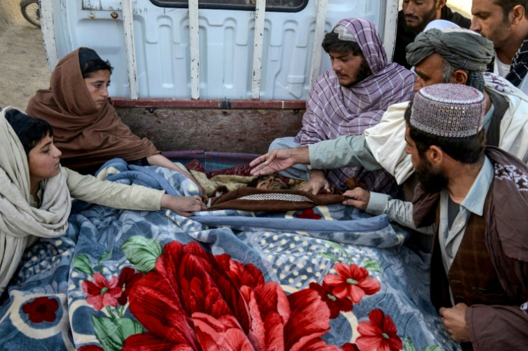 Des Afghans autour des corps de victimes tuées après des tirs transfrontaliers en provenance du Pakistan à Spin Boldak en Afghanistan le 7 novembre 2025  ( AFP / Sanaullah SEIAM )