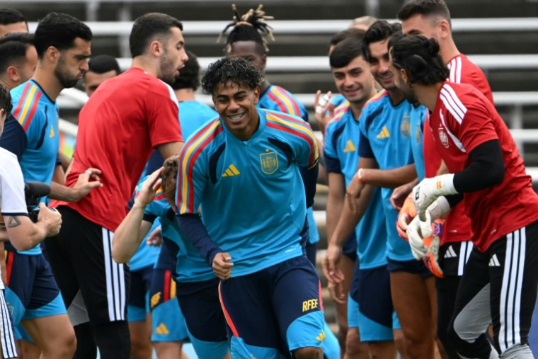 A l'entraînement lundi, les joueurs de l'Espagne font une haie d'honneur à Lamine Yamal, qui fêtait ses 19 ans le 13 juillet. ( AFP / MAURO PIMENTEL )