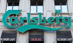 CARLSBERG PRÉVOIT UN BÉNÉFICE ANNUEL EN RECUL DE 10% À 15%