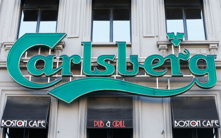 CARLSBERG PRÉVOIT UN BÉNÉFICE ANNUEL EN RECUL DE 10% À 15%