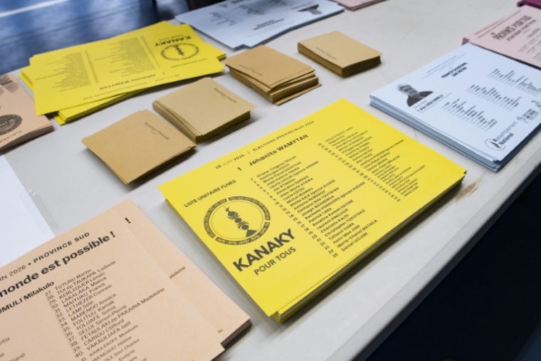 Des bulletins de vote dans un  bureau de vote à Nouméa le 28 juin 2026 ( AFP / Delphine MAYEUR )