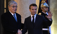 Emmanuel Macron et le président kazakh Kassym-Jomart Tokaiev, à Paris, en novembre 2022 ( AFP / EMMANUEL DUNAND )