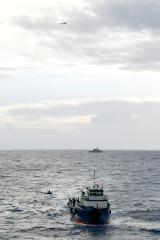 Photo non datée, fournie par la Marine nationale et diffusée le 19 janvier 2026, montrant un navire de la Marine nationale interceptant un bateau de pêche dans le Pacifique Sudon. ( Marine Nationale / Handout )