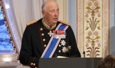 Le roi Harald de Norvège prononce un discours à un dîner de gala à Oslo le 8 avril 2025. ( NTB / Fredrik Varfjell )
