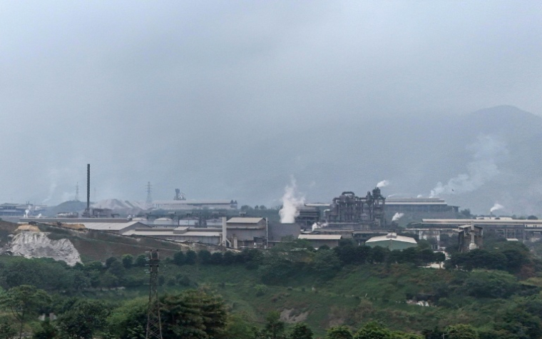 Cette photo aérienne, prise le 19 mars 2026, montre l'usine chimique Duc Giang Lao Cai, située dans le parc industriel de Tang Loong, province de Lao Cai, au nord du Vietnam ( AFP / Nhac NGUYEN )