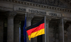 Le drapeau national allemand flotte devant le bâtiment du Reichstag à Berlin.