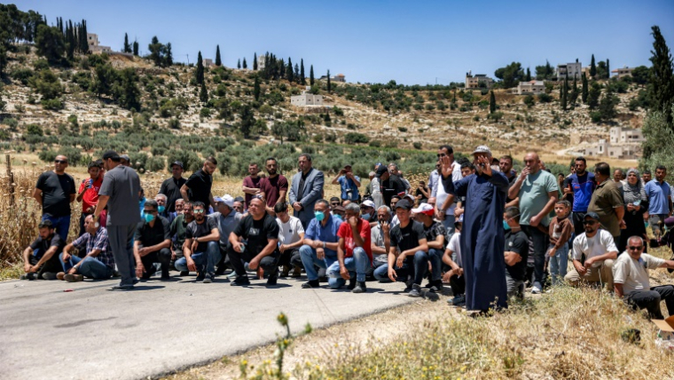 Des Palestiniens bloquent une route pour protester contre les incendies de terres signalés par des colons israéliens dans le village palestinien d'Idna, à l'ouest d'Hébron, en Cisjordanie occupée, le 5 juin 2026 ( AFP / HAZEM BADER )