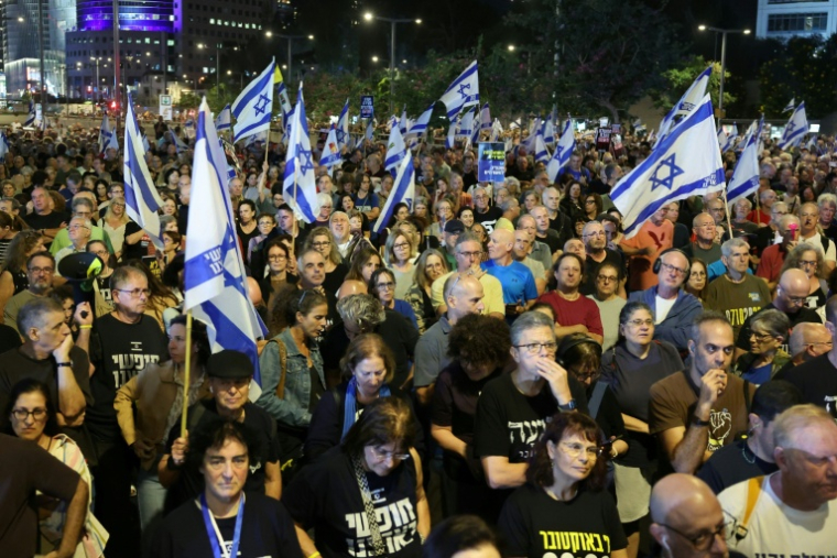 Des manifestants israéliens demandent la tenue d'une commission d'enquête nationale sur le 7-Octobre lors d'un rassemblement à Tel-Aviv le 8 novembre 2025.  ( AFP / Jack GUEZ )