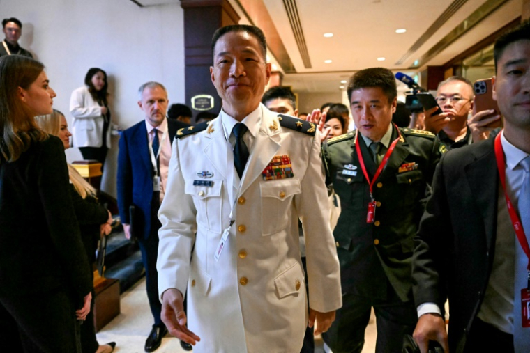 Le contre-amiral chinois Hu Gangfeng (c) au forum Shangri-La Dialogue à Singapour, le 31 mai 2025 ( AFP / MOHD RASFAN )