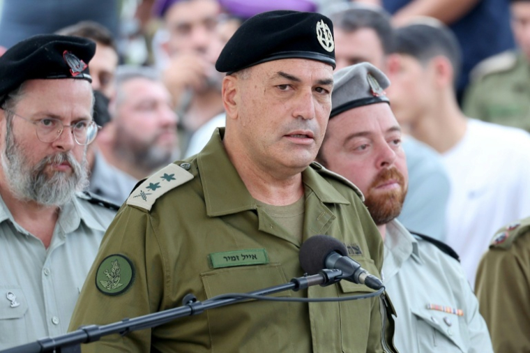 Le chef d'état-major de l'armée israélienne, le général Eyal Zamir, prend la parole lors des funérailles du lieutenant Hadar Goldin, tué à Gaza en 2014 et dont la dépouille a été rapatriée en Israël en novembre, le 11 novembre 2025 au cimetière de Kfar Saba. ( POOL / Abir SULTAN )