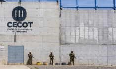 Une vue du Centre de confinement du terrorisme (CECOT), une prison de haute sécurité au Salvador, le 26 mars 2025 ( POOL / Alex Brandon )
