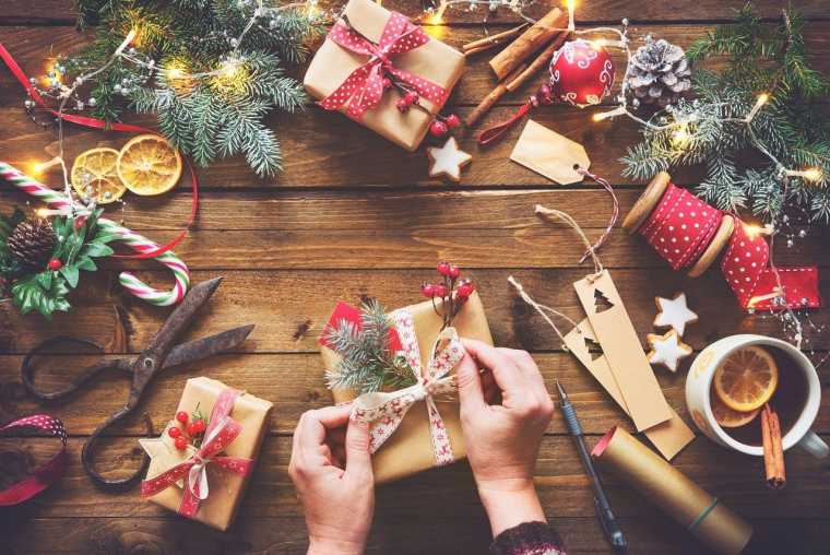 Quelles alternatives au papier cadeau ? (Crédits photo : Adobe Stock - )