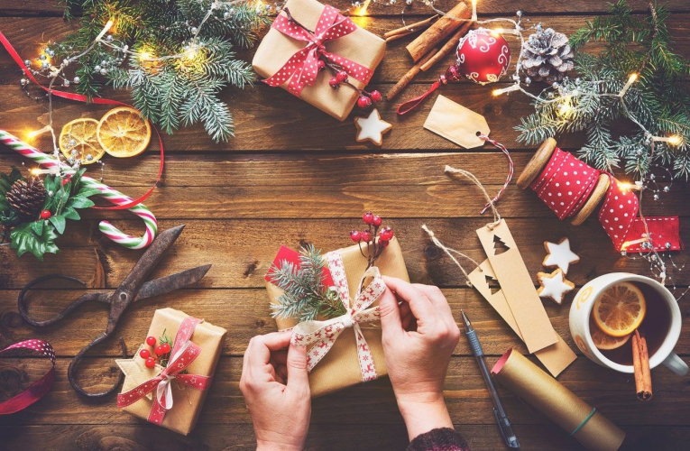Quelles alternatives au papier cadeau ? (Crédits photo : Adobe Stock -  )