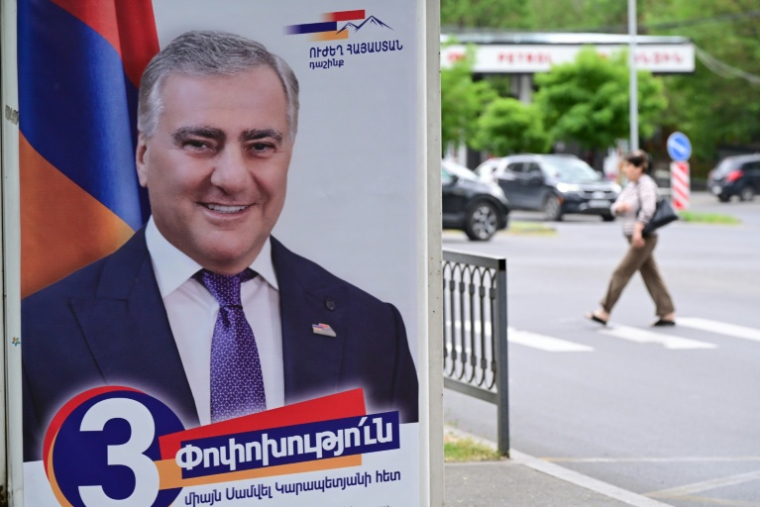 Une affiche électorale d"Arménie Forte", le parti de l'homme d'affaires russo-arménien Samvel Karapetyan, à Erevan le 4 juin 2026, à quelques jours des élections législatives. ( AFP / Karen MINASYAN )