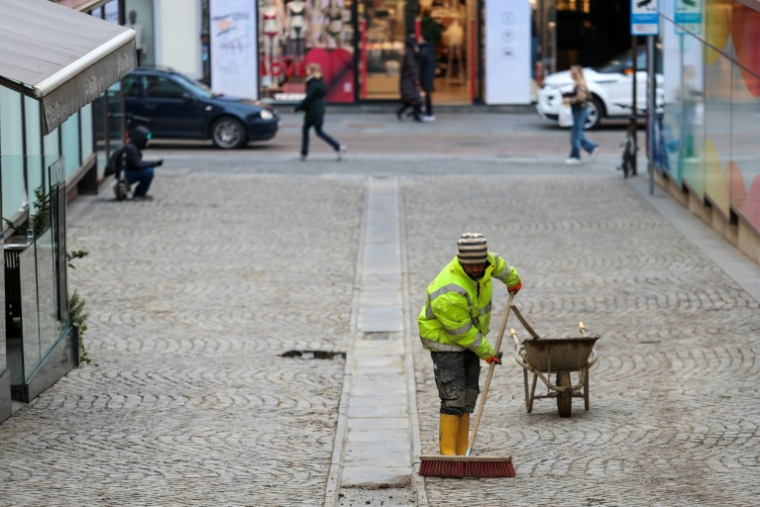 Un travailleur étranger balaie une rue à Zagreb, le 3 février 2026 en Croatie ( AFP / MARKO PERKOV )