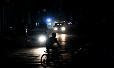 Un homme circule à vélo dans une rue pendant une coupure de courant à La Havane, le 1er août 2026 ( AFP / YAMIL LAGE )