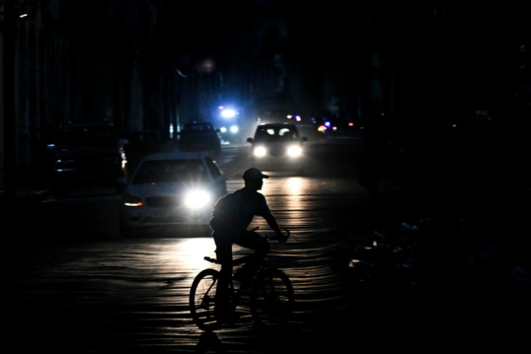 Un homme circule à vélo dans une rue pendant une coupure de courant à La Havane, le 1er août 2026 ( AFP / YAMIL LAGE )
