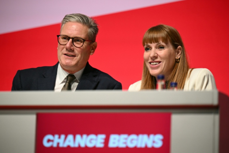 Le Premier ministre britannique Keir Starmer et Angela Rayner, alors sa numéro 2, lors de la conférence annuelle du Labour, à Liverpool, le 22 septembre 2024 ( AFP / Oli SCARFF )