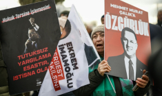 Des partisans du maire d'Istanbul emprisonné, Ekrem Imamoglu, manifestent devant le tribunal de Silivri où il comparaît dans une affaire de corruption, le 9 mars 2026 à Istanbul ( AFP / BERK OZKAN )