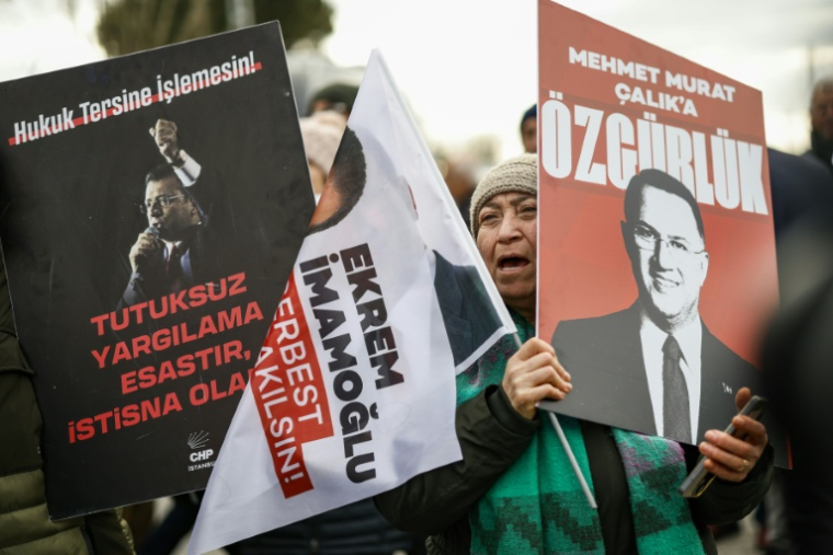 Des partisans du maire d'Istanbul emprisonné, Ekrem Imamoglu, manifestent devant le tribunal de Silivri où il comparaît dans une affaire de corruption, le 9 mars 2026 à Istanbul ( AFP / BERK OZKAN )