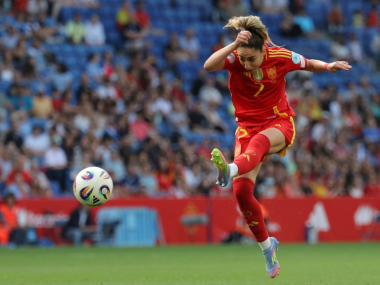 L'Espagnole Olga Carmona sous le maillot de l'Espagne, contre l'Angleterre, à Cornella de Llobregat, près de Barcelone, le 3 juin 2025 ( AFP / LLUIS GENE )