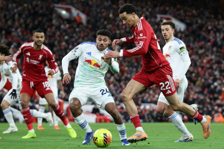 L'attaquant français de Liverpool Hugo Ekitike (à droite) face à Leeds en Championnat d'Angleterre le 1er janvier 2026 à Liverpool ( AFP / Darren Staples )